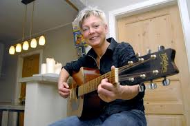 Inge spiller guitar